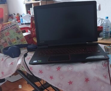 My shitty battlestation (It fell on the floor and broke)